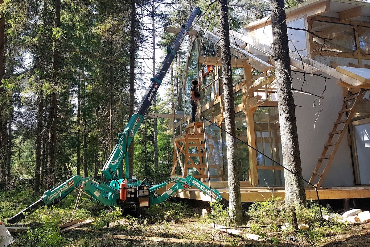 Арендный мини-кран паук Maeda MC285 устанавливает стекла